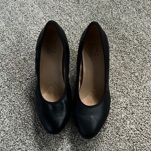 naturalized black pumps. wide
